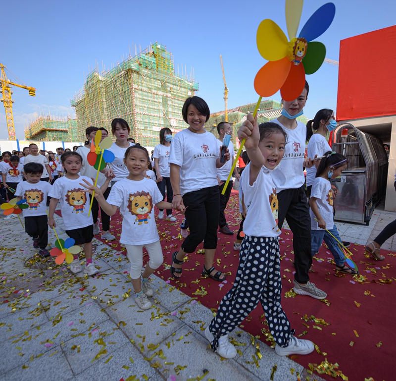 集美區實驗小學揭牌，首批學生正式開學。圖為，學生與家長攜手進入新校園（林志杰攝影） (3 - 5).jpg