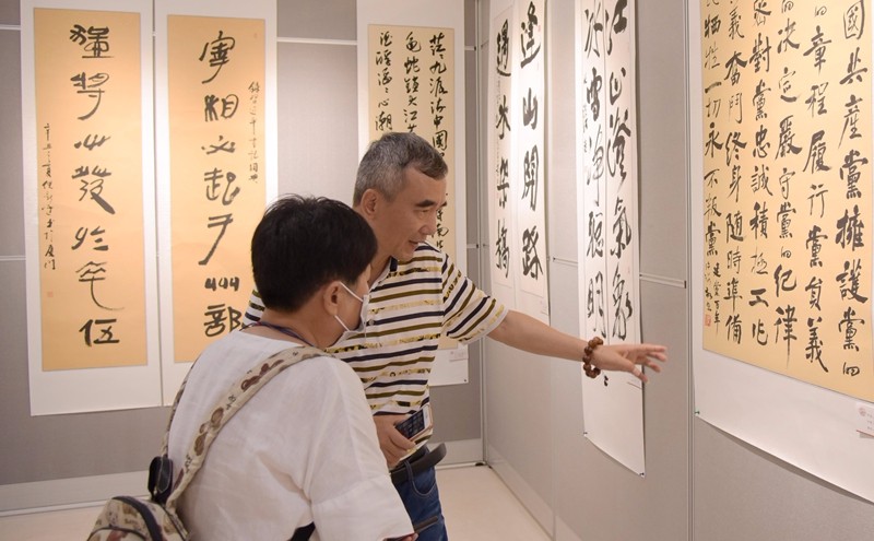 2021.6.28：區(qū)慶祝中國共產(chǎn)黨成立100周年書法攝影作品展。圖為，展覽現(xiàn)場（林志杰攝影）-8.jpg